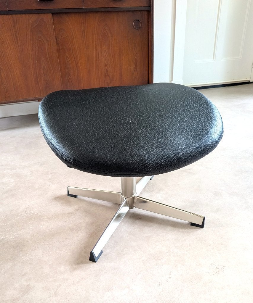 Retro voetenbank hocker kruk poef. Zwart, Huis en Inrichting, Banken | Voetenbanken en Poefen, Minder dan 50 cm, Gebruikt, Leer
