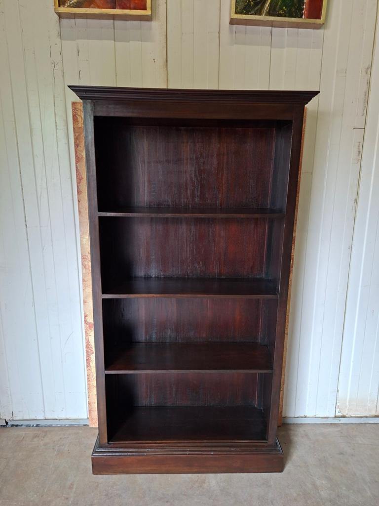 Koloniaal teakhouten boekenkast afm: 98x34m en 180cm hoog.