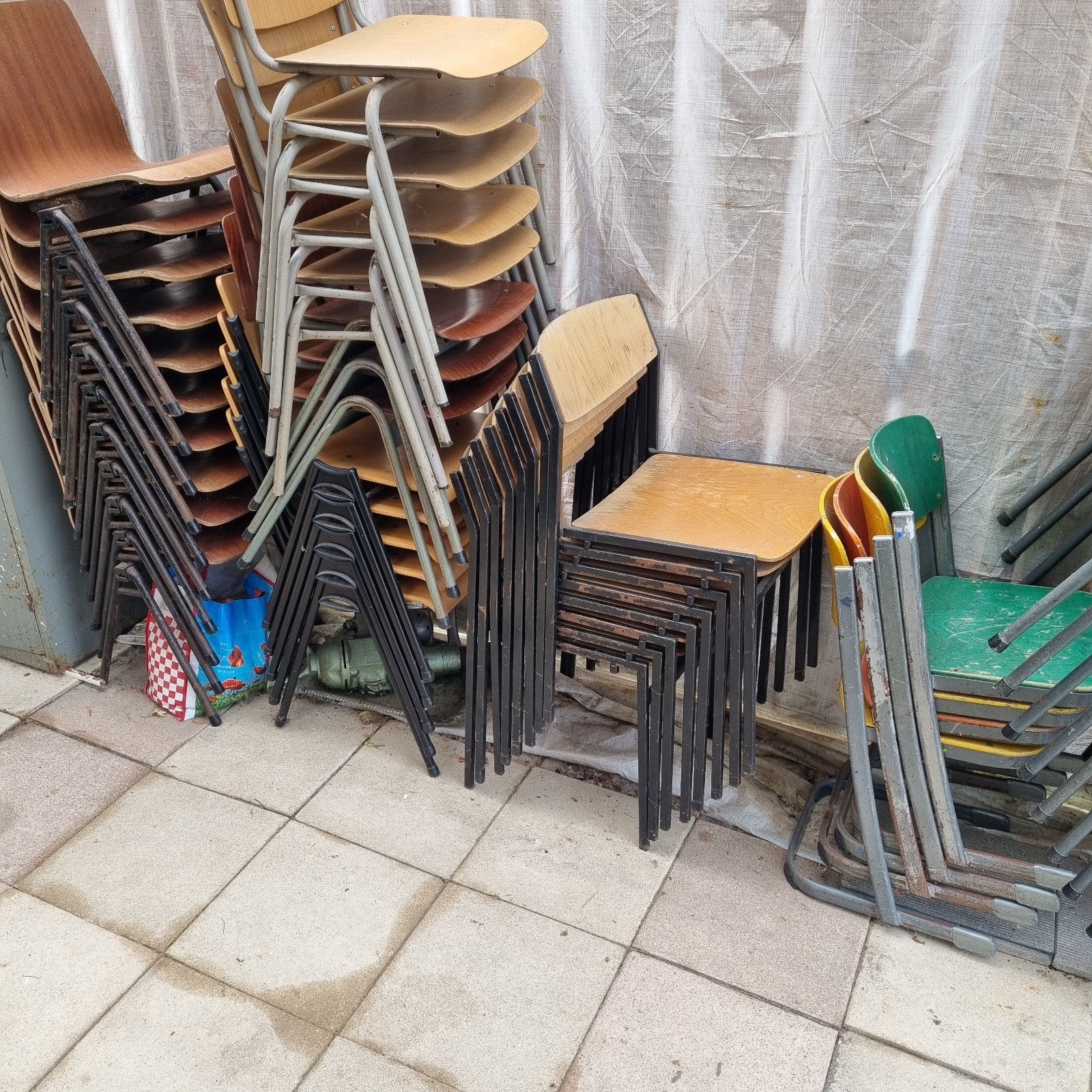 partij diverse stapelbare vintage stoelen lage prijzen!, Ophalen, Gebruikt, Bruin, Vijf, Zes of meer stoelen