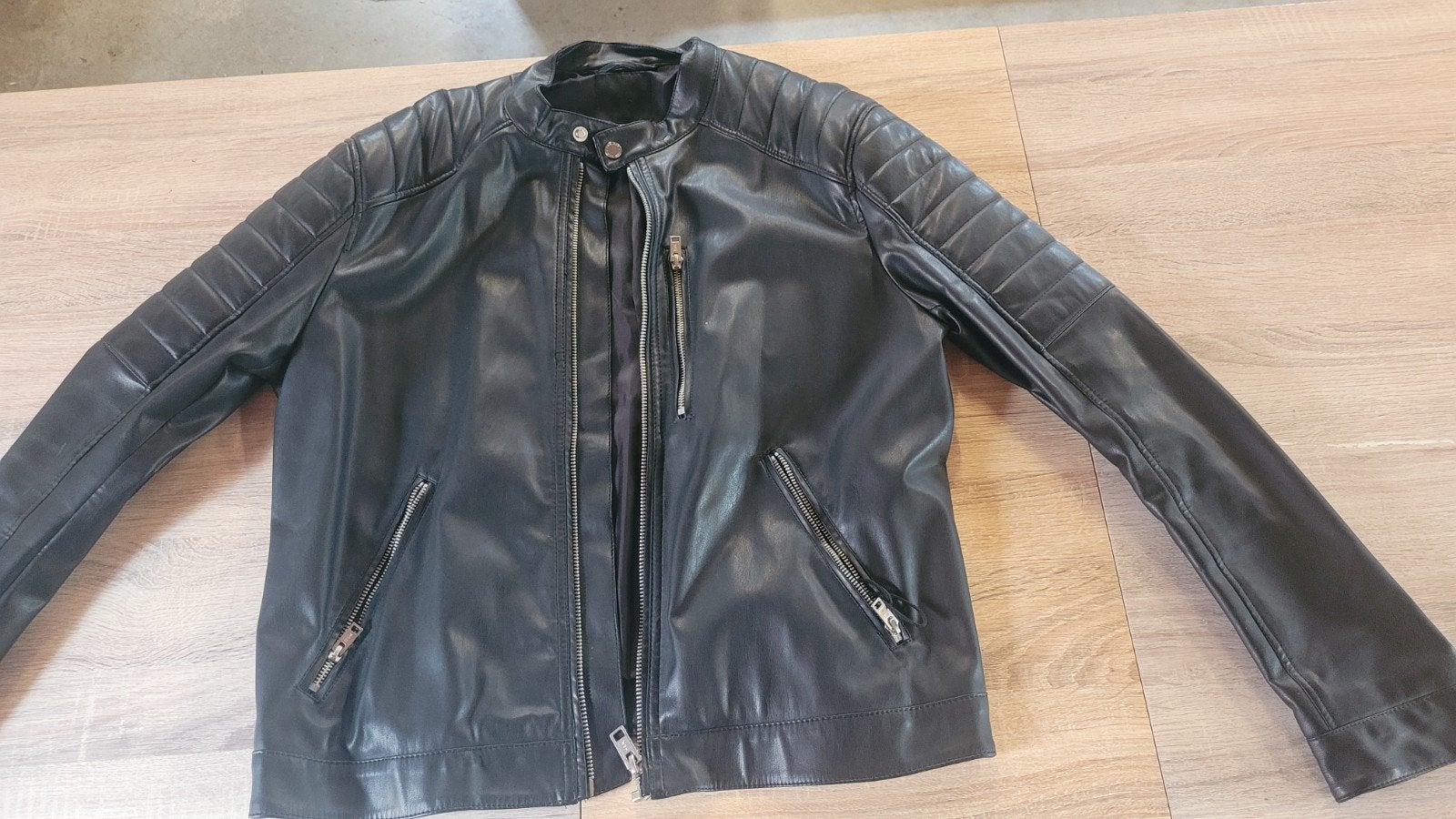 Leren jas heren H&M
maat L, Kleding | Heren, Ophalen, Maat 52/54 (L), Zwart, H&M