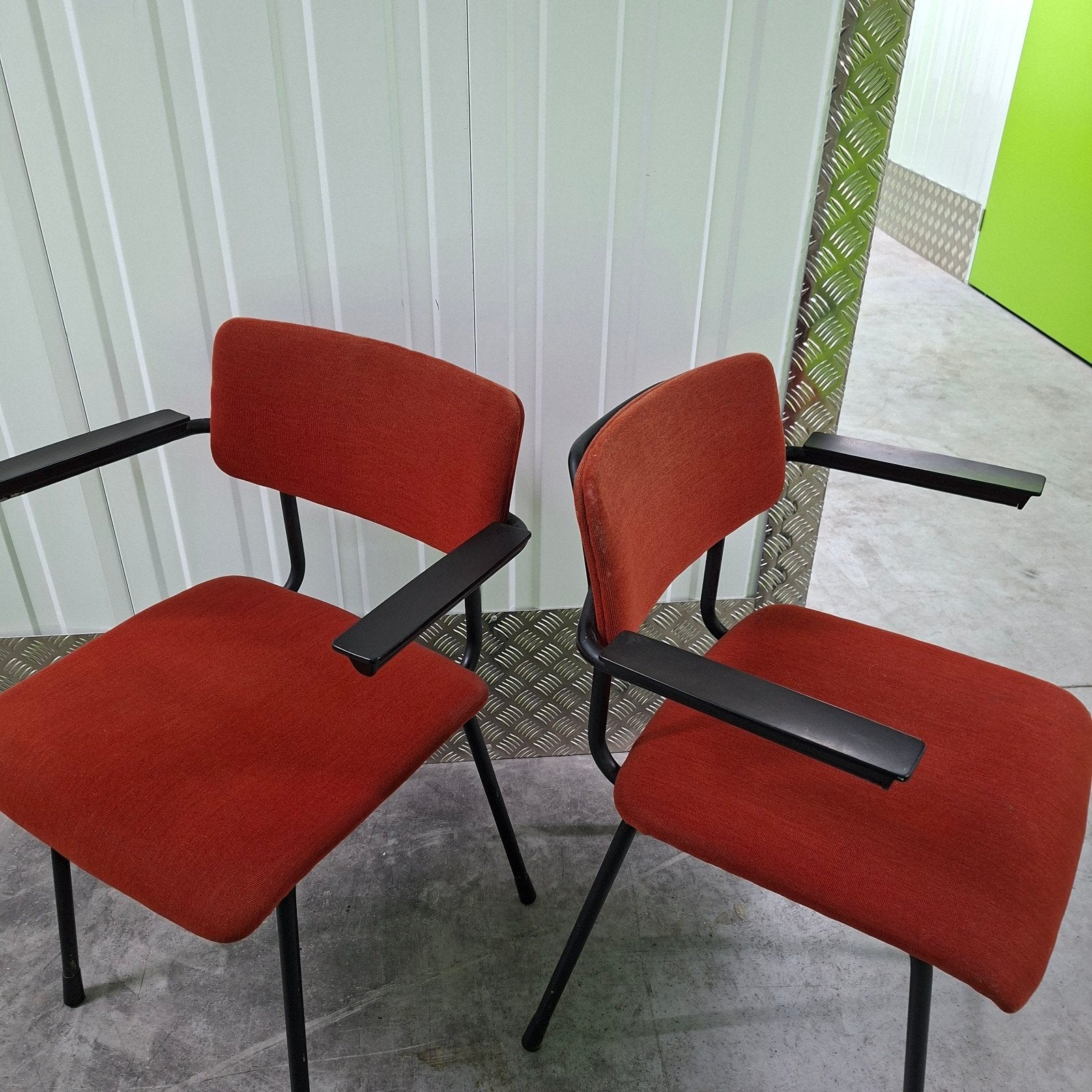 2x vintage Gispen 1235 stoel rood Industrieel Dutch design, Huis en Inrichting, Ophalen of Verzenden, Gebruikt, Rood