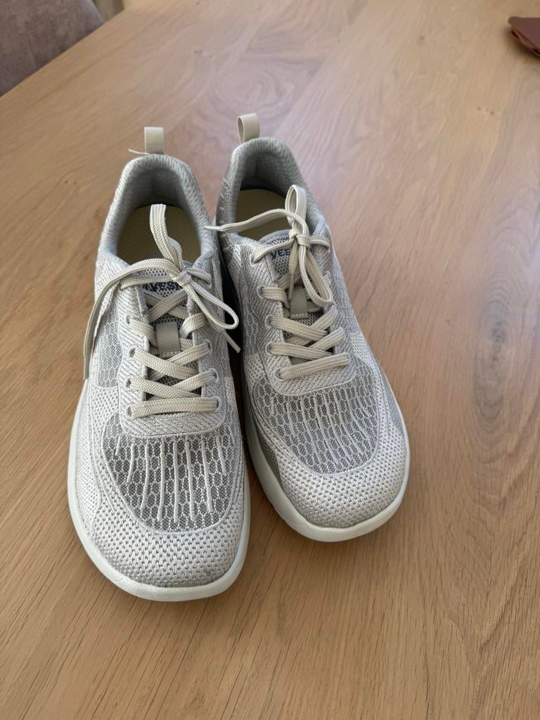 Helvesko sneakers maat 41. Ze zijn grijs., Kleding | Dames, Schoenen, Ophalen of Verzenden, Zo goed als nieuw, Beige, Sneakers of Gympen