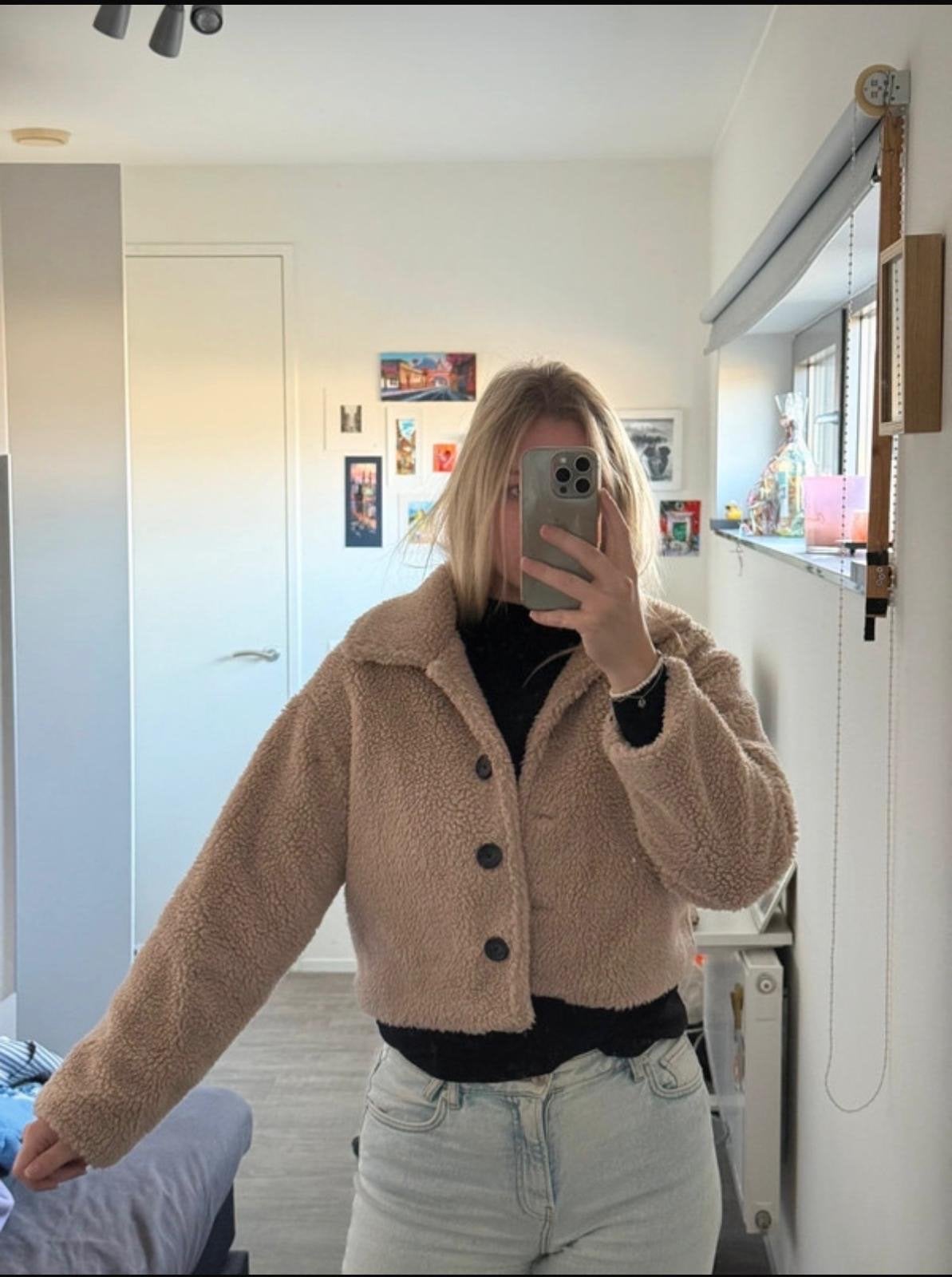 Korte teddy jasje in beige, Ophalen of Verzenden, Zo goed als nieuw, Maat 36 (S), Beige