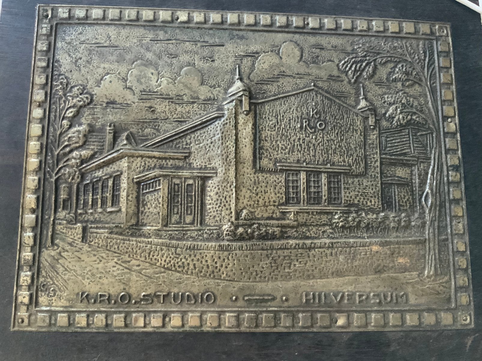 Historische K.R.O. HILVERSUM koperen plaquette met relief, Antiek en Kunst, Ophalen of Verzenden, 18 cm, 25 cm