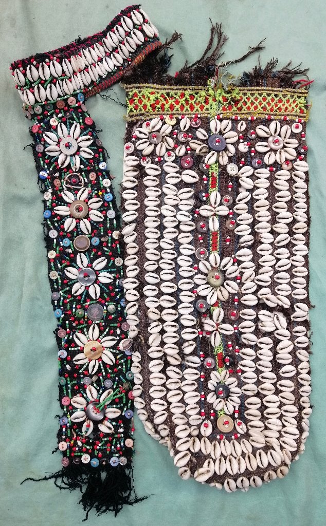 2 keer textiel Pakistan Afghanistan met cowrie schelpen, Antiek en Kunst, Textiel, Overige typen, Handgemaakt, Ophalen of Verzenden