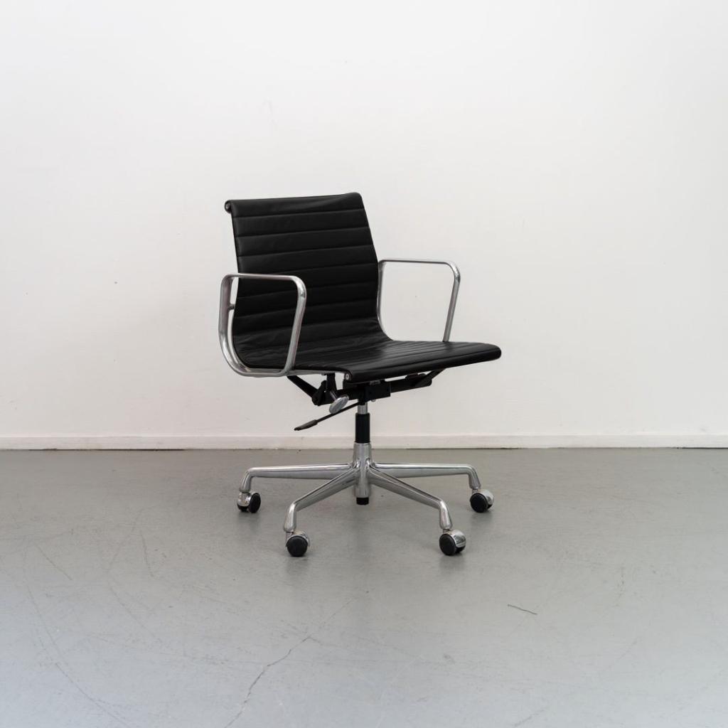 3 x Vitra Eames EA 117 bureaustoel Zwart  Leer - Alu