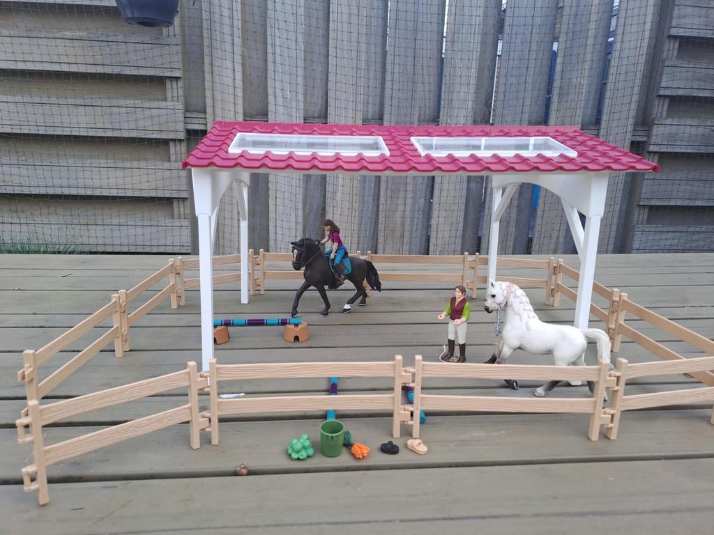 Schleich overdekte rijbak met paarden, Verzamelen, Ophalen of Verzenden, Zo goed als nieuw