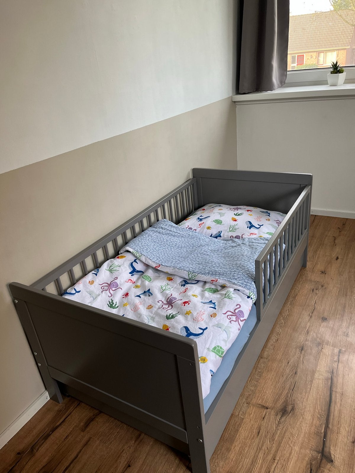 Petite Amélie | Peuterbed Léon grijs 140x70 incl. opberglade, Kinderen en Baby's, Ophalen, Gebruikt, 70 tot 85 cm, 140 tot 160 cm