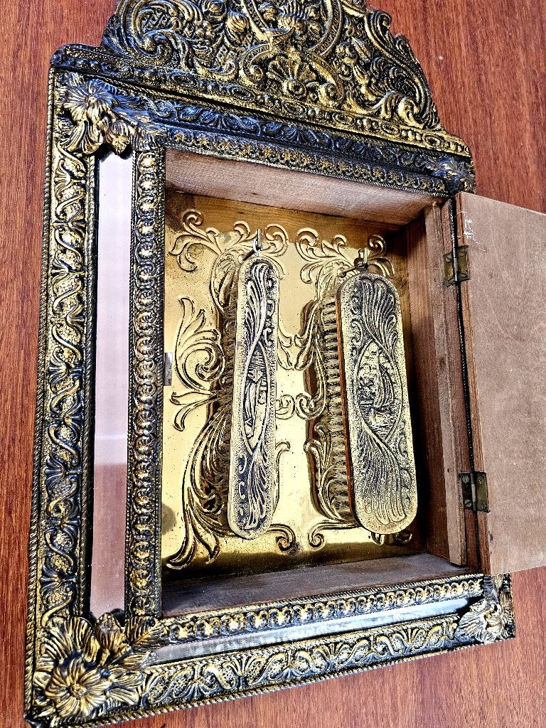 Latoenkoperen Borstelkast met Originele Borstels Jaren 20/30, Antiek en Kunst, Ophalen of Verzenden, Rechthoekig, Minder dan 50 cm