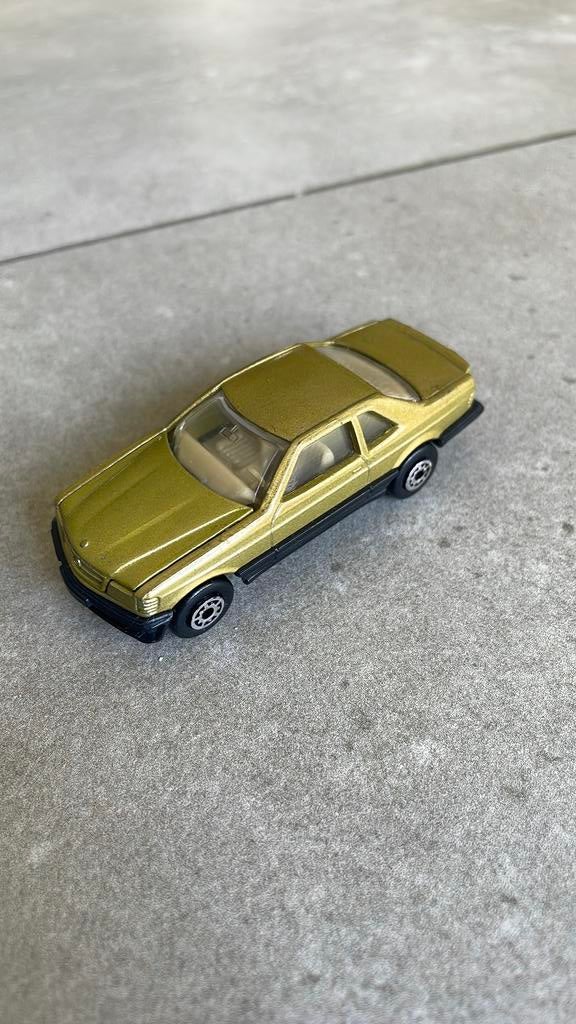 Goudkleurige Mercedes-Benz 500 SEC, Hobby en Vrije tijd, Ophalen of Verzenden, Zo goed als nieuw, Auto