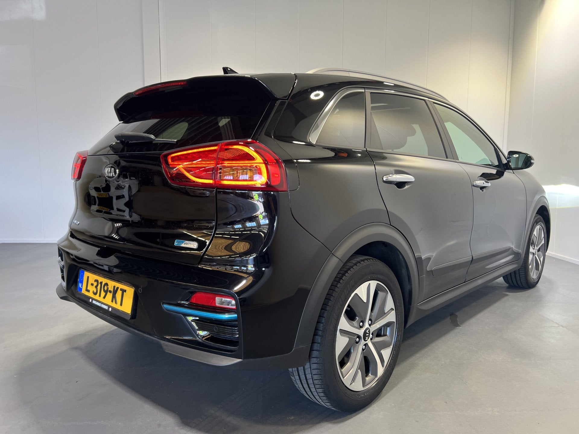 Kia e-Niro DynamicPlusLine 64 kWh Schuif/kanteldak | Android, Auto's, Kia, Gebruikt, Zwart, 1712 kg, Leder en Stof