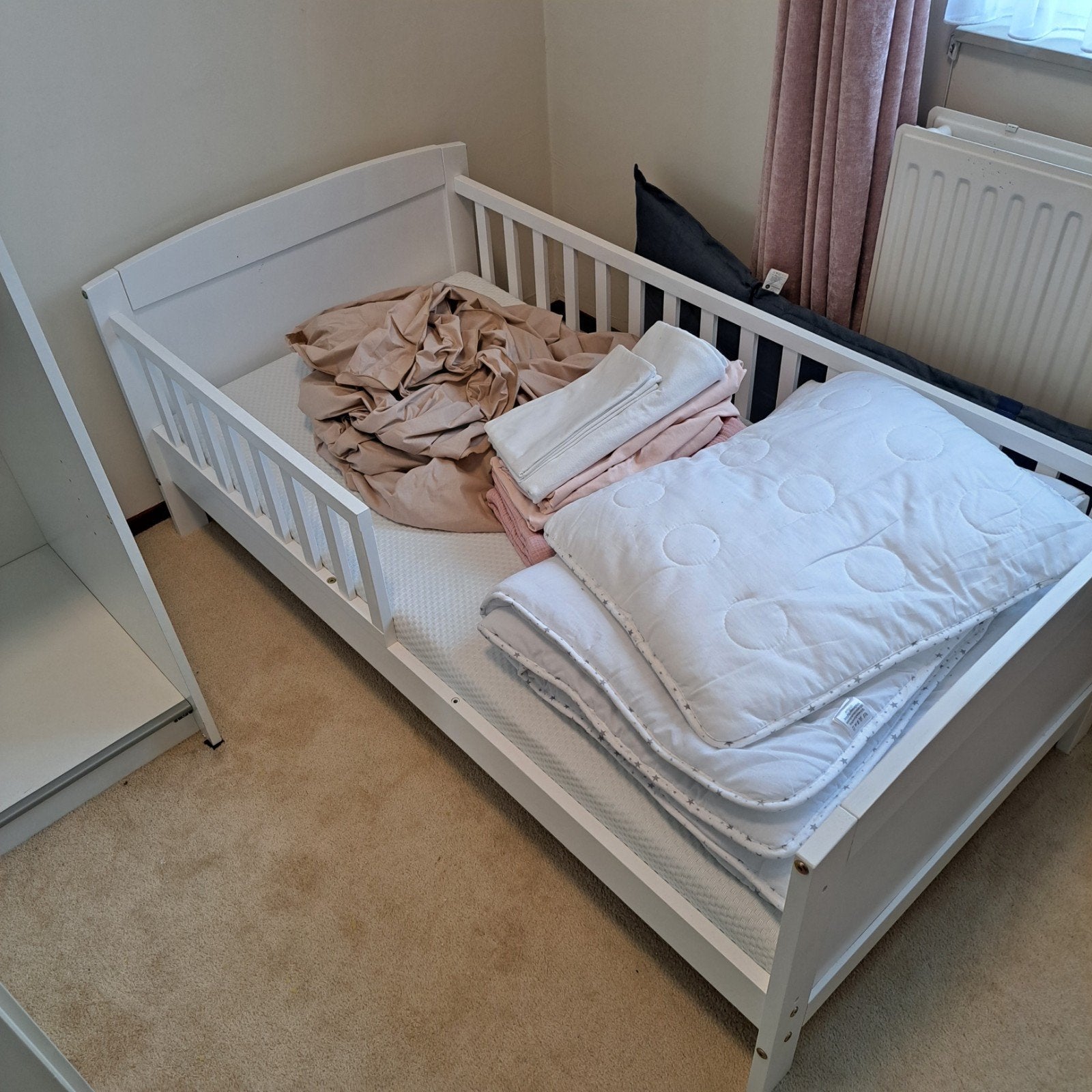 Nieuw peuterbed met matras, dekbed, kussen en klamboe, Huis en Inrichting, Ophalen, Wit, Nieuw, 190 cm of minder