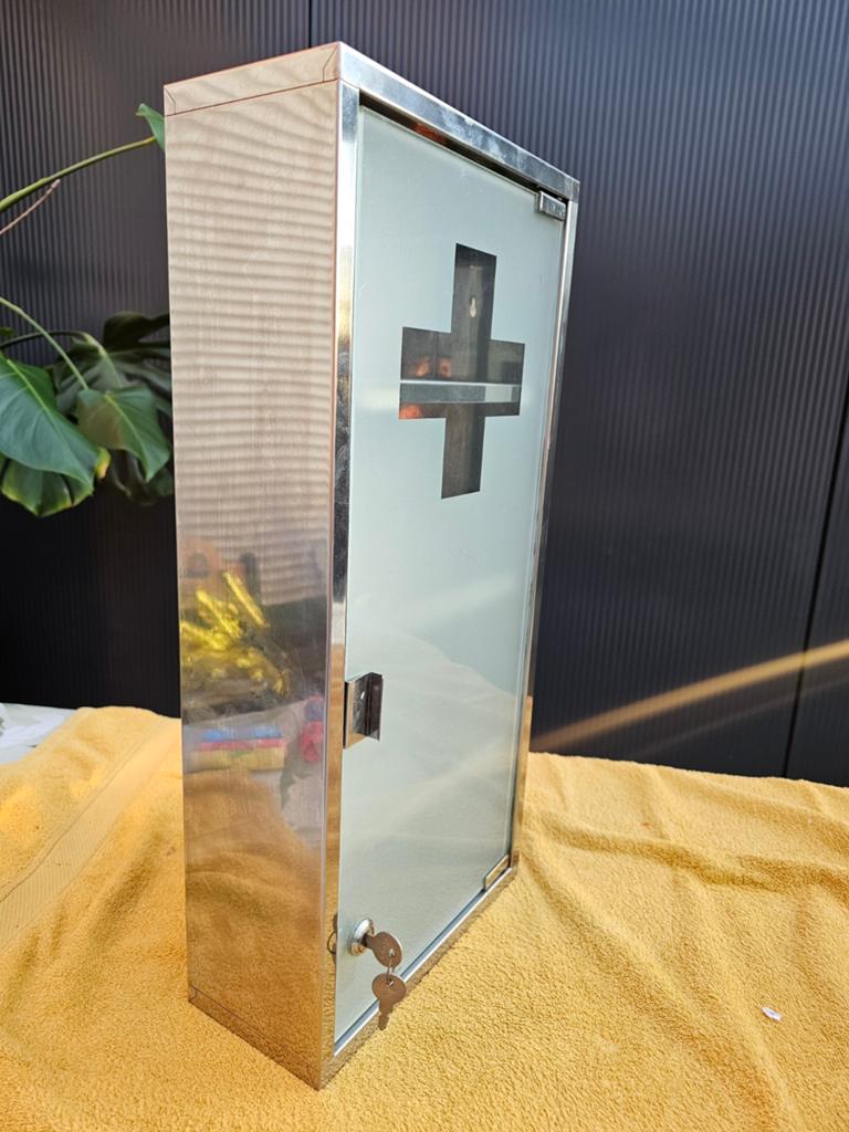 Vintage RVS medicijnkastje met sleutel en matglas, Huis en Inrichting, Ophalen of Verzenden, Gebruikt