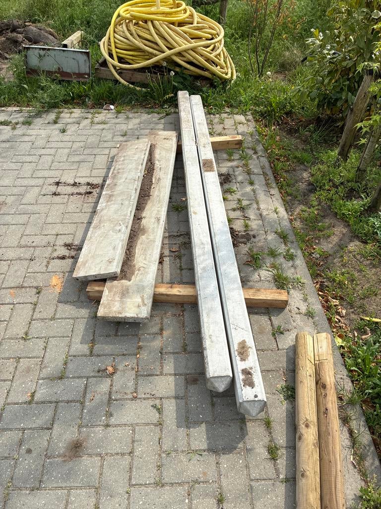 Schuttingpalen en onderplaten, Tuin en Terras, Palen, Balken en Planken, Ophalen of Verzenden, Gebruikt, 250 cm of meer, Palen
