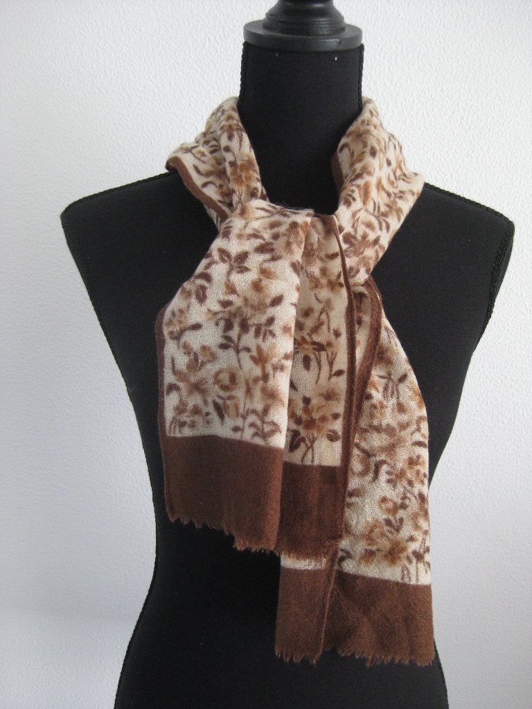 Bruine bloemen sjaal 130 x 23 cm, Kleding | Dames, Mutsen, Sjaals en Handschoenen, Ophalen of Verzenden, Zo goed als nieuw, Maat 46/48 (XL) of groter
