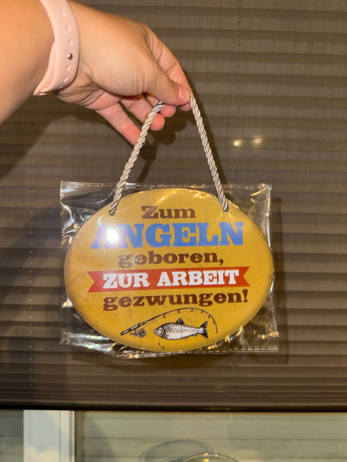 Grappig Wandbordje 'Zum Angeln geboren' - Visserscadeau, Metaal, Geel, Nieuw, Ophalen of Verzenden