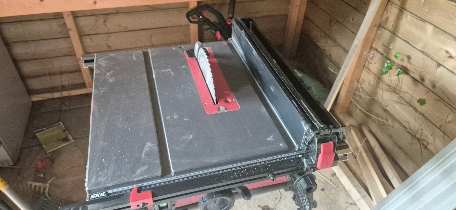 Skil Tafelzaag - Krachtige Cirkelzaag voor Houtbewerking, Doe-het-zelf en Verbouw, Gereedschap | Zaagmachines, Ophalen, Gebruikt