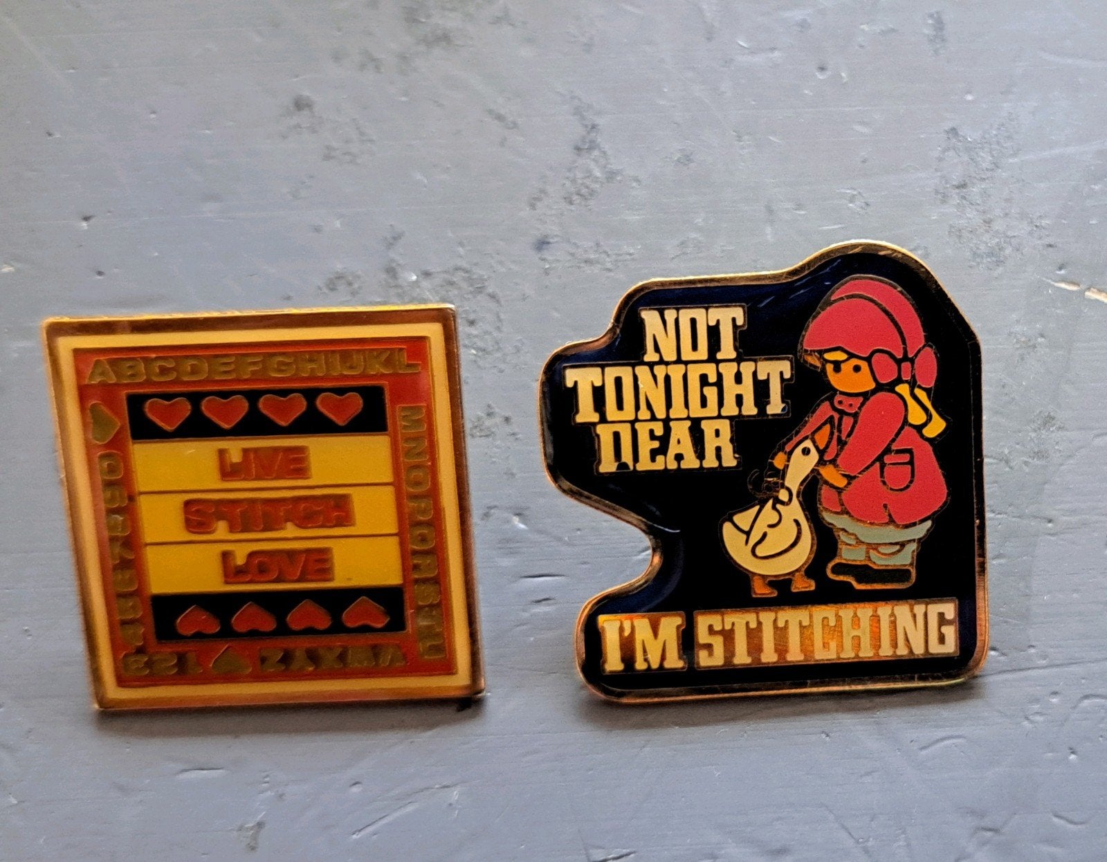 2x Vintage Speldjes/Pins: 'Not Tonight Dear' & 'Love', Gebruikt, Onbekend, Ophalen of Verzenden, Speldje of Pin