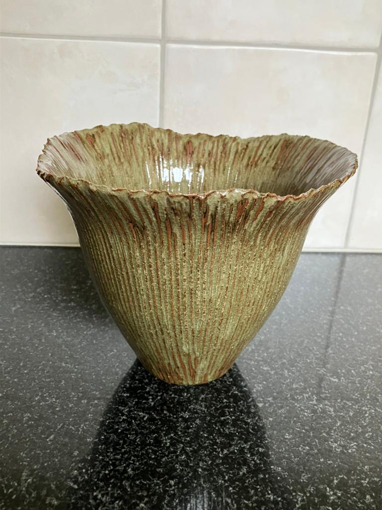 DES POTS  Vaas/pot groen/bruintint aparte rand H 15 cm D 18, Huis en Inrichting, Woonaccessoires | Vazen, Aardewerk of Porselein