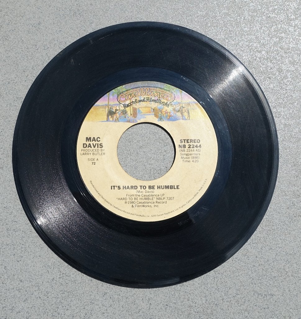 Mac Davis - It's Hard To Be Humble  7'' vinyl single, Overige genres, 7 inch, Ophalen of Verzenden, Zo goed als nieuw