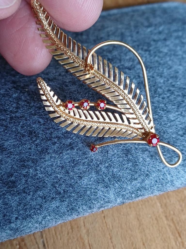 Elegante goudkleurige broche met rode accenten, Overige materialen, 4 tot 7 cm, Gebruikt, Ophalen of Verzenden