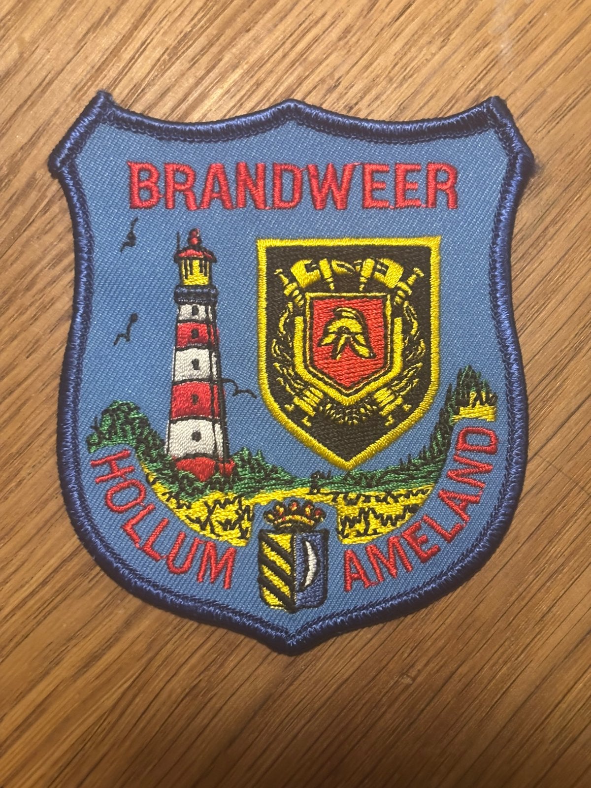 Oud brandweer Hollum Ameland embleem patch badge, Verzamelen, Verzenden, Nederland, Embleem of Badge