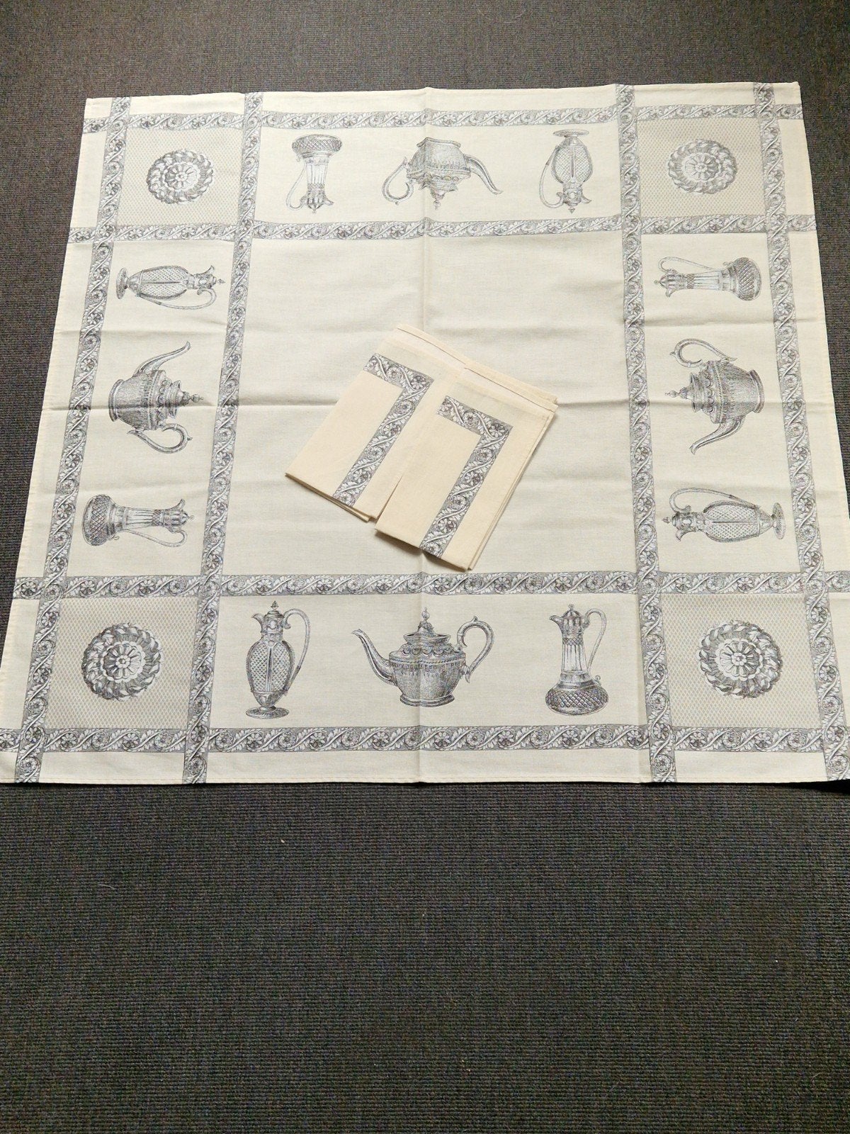 Tafelkleedje grijze print van klassiek zilverwerk theepotten, Antiek en Kunst, Ophalen of Verzenden