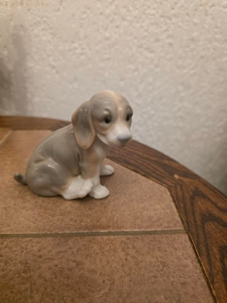 Schattig porseleinen beeldje van een hondje, Ophalen of Verzenden, Zo goed als nieuw, Dier
