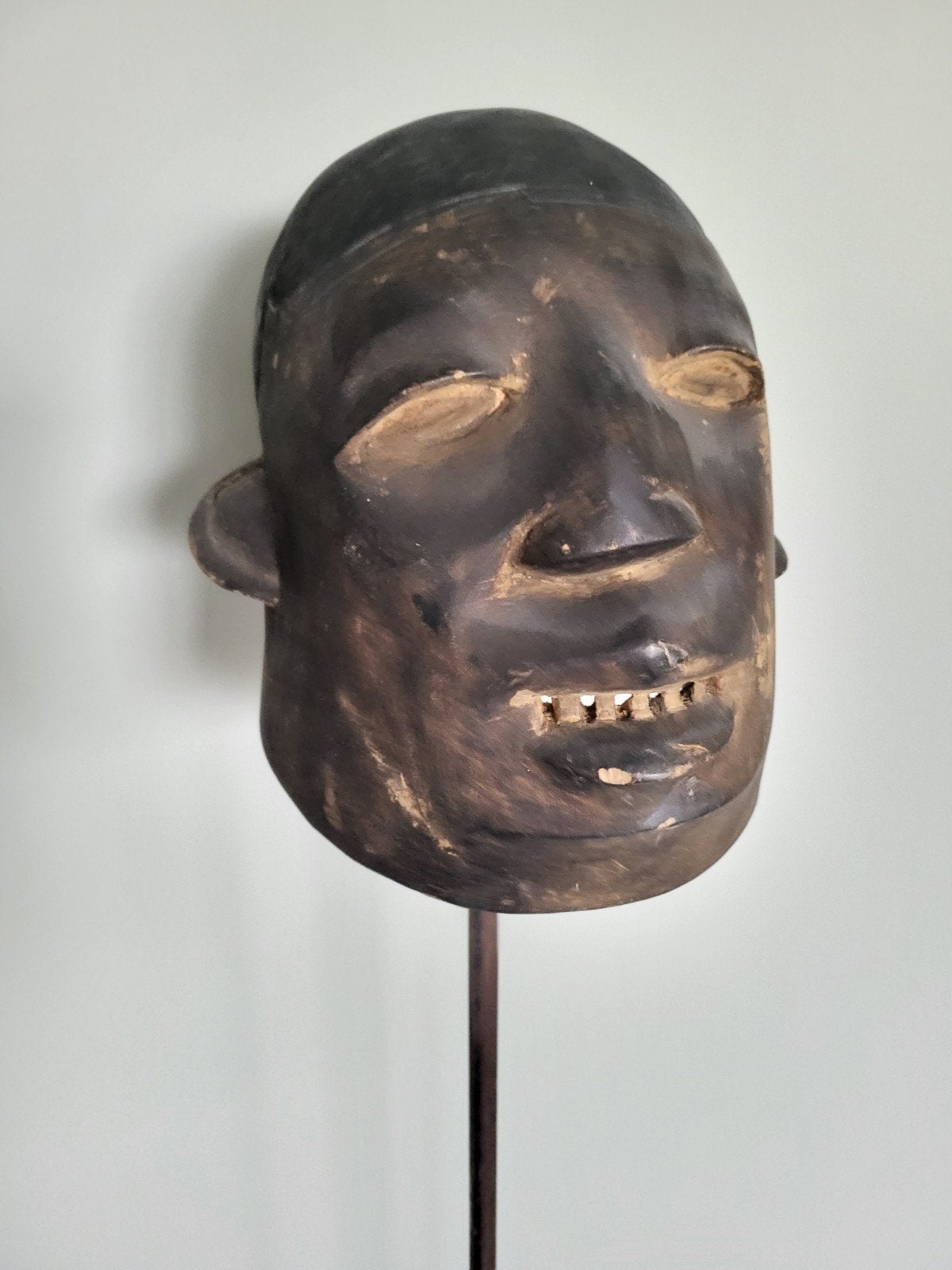 Afrikaans Masker uit Kameroen op standaard, Antiek en Kunst, Ophalen
