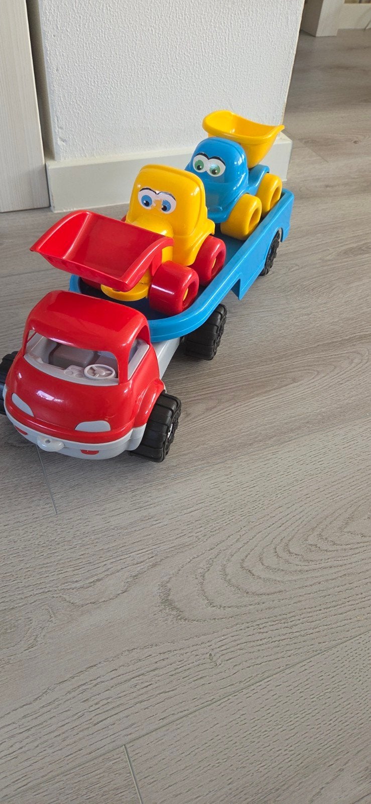 Leuke speelgoed vrachtwagen met 2 autootjes, Ophalen, Gebruikt