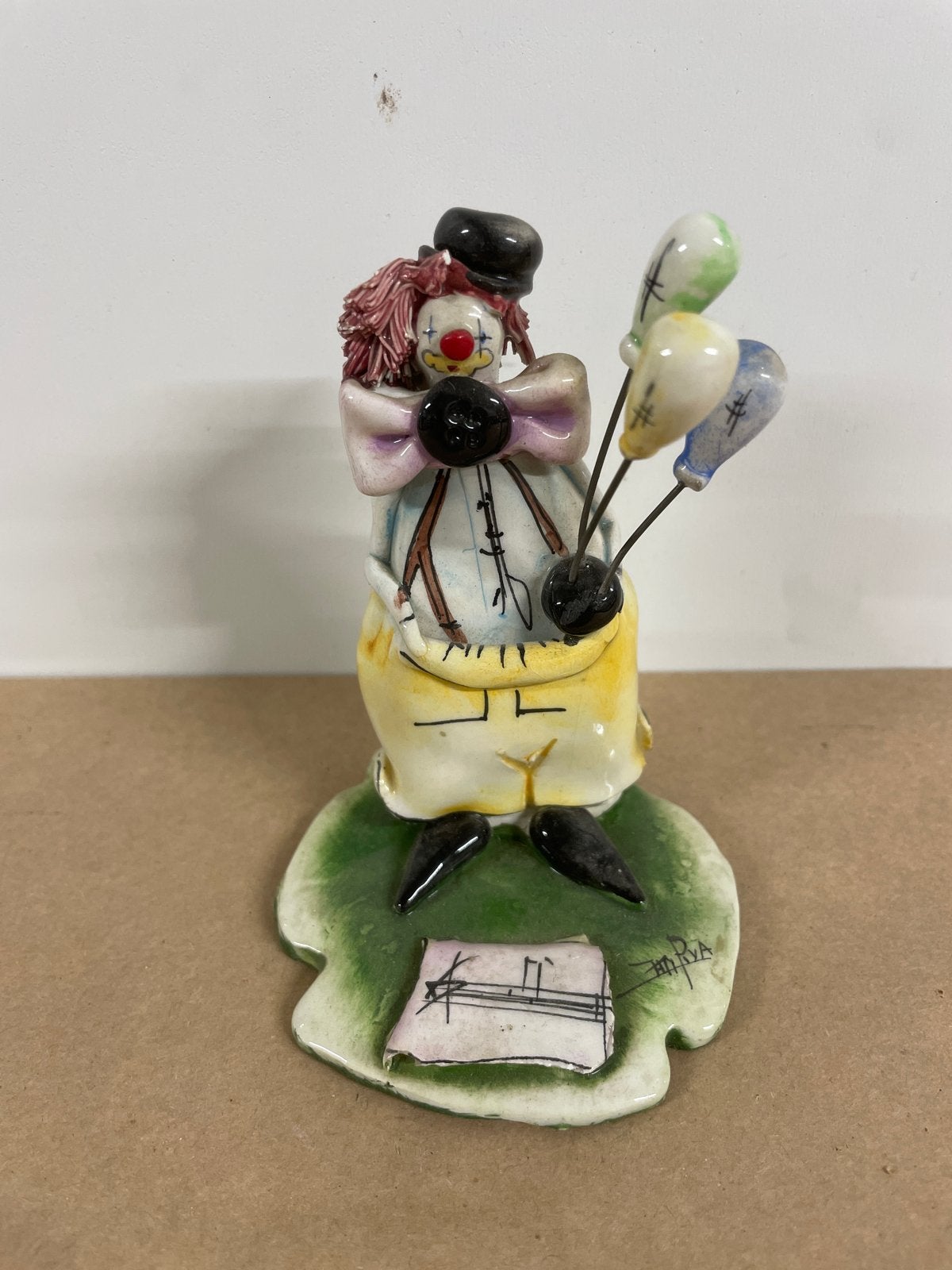 Keramieken Clown Beeldje met Ballonnen - Gesigneerd, Ophalen of Verzenden, Gebruikt, Mens
