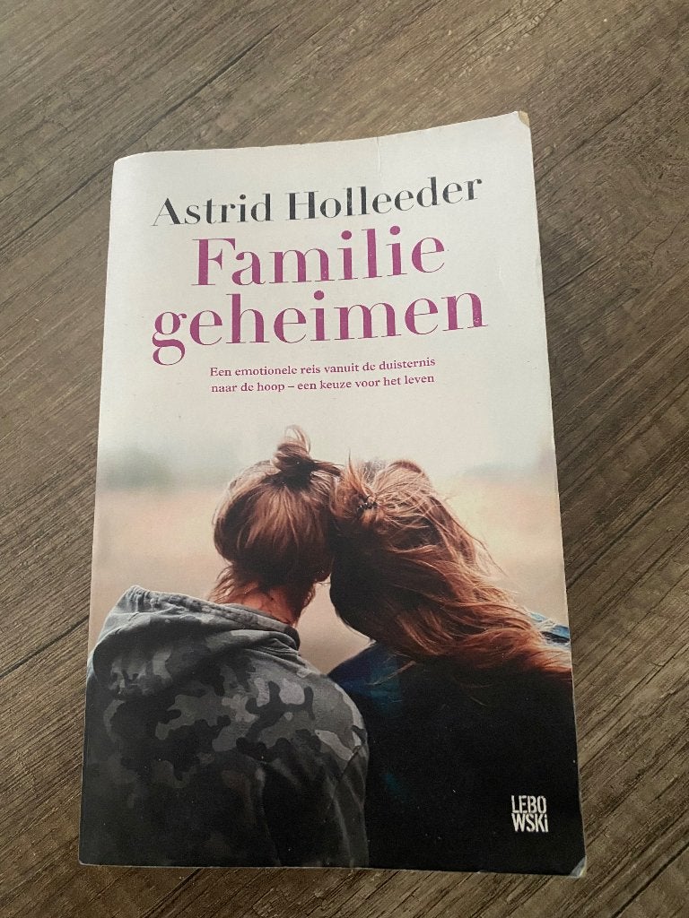 Boek astrid holleeder Familiegeheimen, Ophalen of Verzenden, Zo goed als nieuw