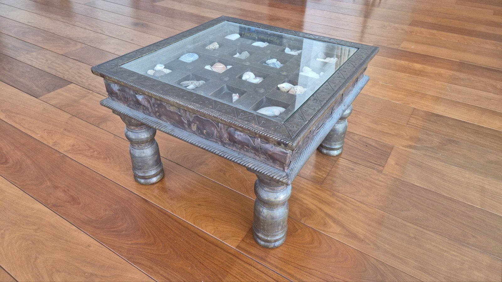 Unieke Indiase salontafel met glazen blad en schelpen, Ophalen, Gebruikt, 50 tot 100 cm, Vierkant