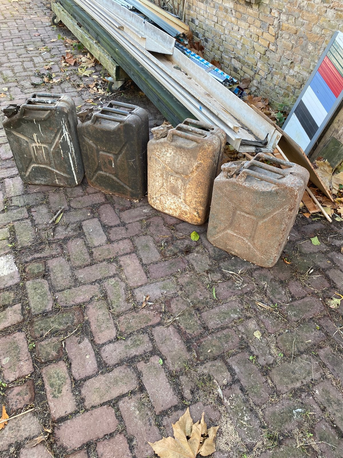 Jerrycans van staal vier stuks a 20 ltr ., Ophalen