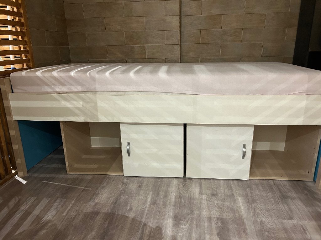 Bed met matras 90 x 200  cm, Ophalen, 85 tot 100 cm, Zo goed als nieuw, Matras