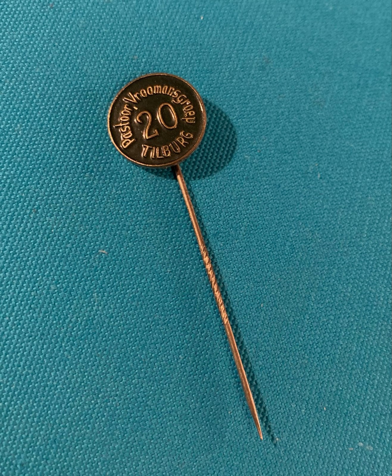 Speldje 20 jaar Pastoor Vroomansgroep Scouting Tilburg 1965, Ophalen of Verzenden, Zo goed als nieuw, Overige onderwerpen, Speldje of Pin