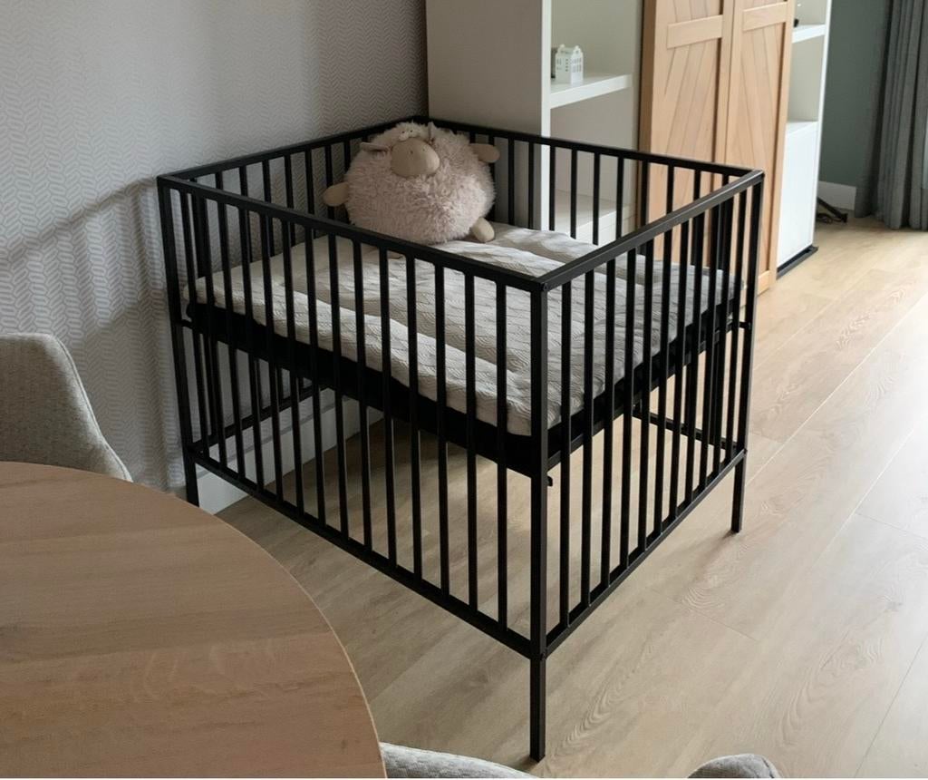 Europe Baby Box Liam Zwart 80x100 - Verstelbaar, Kinderen en Baby's, Boxen, Ophalen, Zo goed als nieuw, Rechthoekig, In hoogte verstelbaar