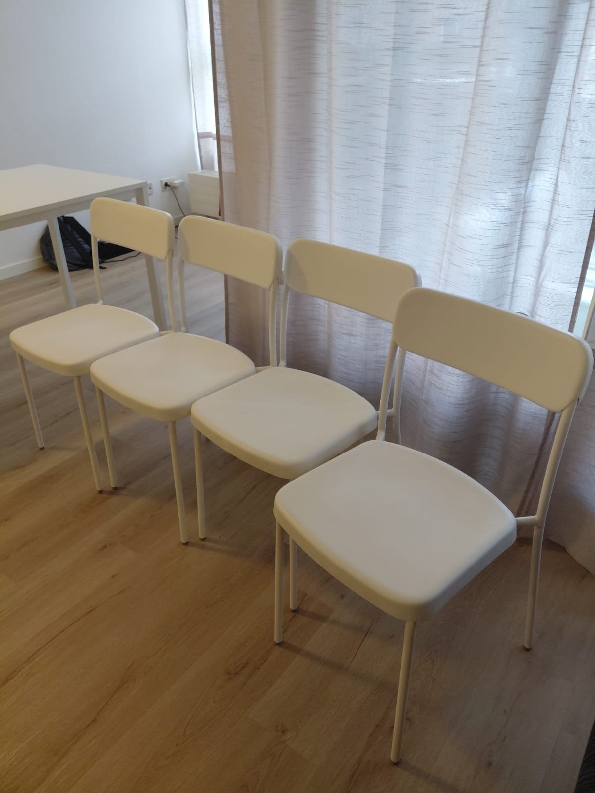 Dinning table and 4 chairs 6 month Old ikea products, Huis en Inrichting, Ophalen of Verzenden, Zo goed als nieuw