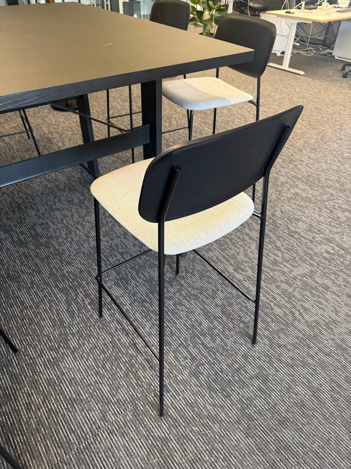 HAY SOFT EDGE 90 Barkruk Hoog - Zwart frame, eiken rug, Huis en Inrichting, Barkrukken, Ophalen, 90 cm of meer, Hout, Gebruikt