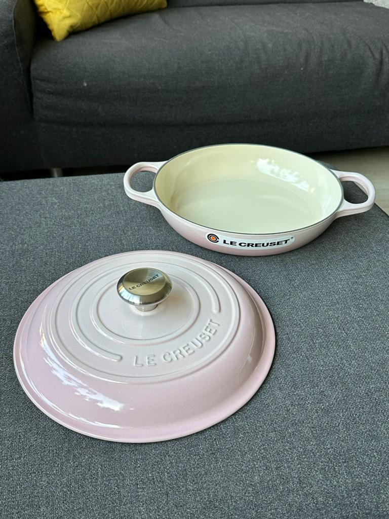 Le Creuset gietijzeren Campagnard 26 cm – Shell Pink, Ophalen of Verzenden, Nieuw, Gietijzer, Koekenpan of Braadpan