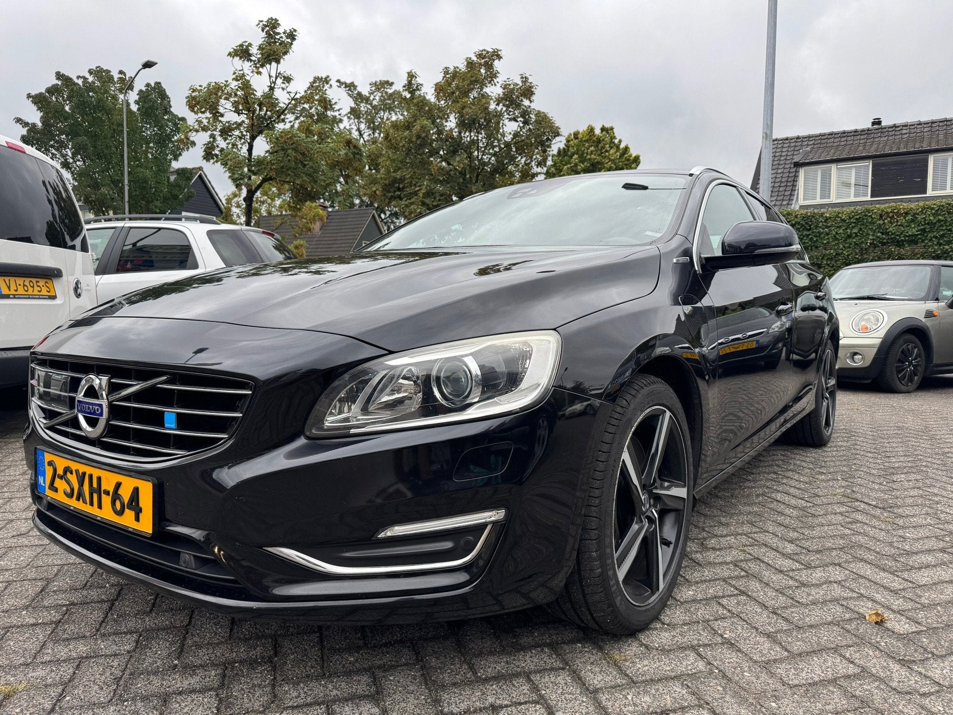 Volvo V60 2.4 D6 AWD Plug-In Hybrid Summum 230pk, Auto's, Automaat, Zwart, Automatische klimaatregeling, Vierwielaandrijving