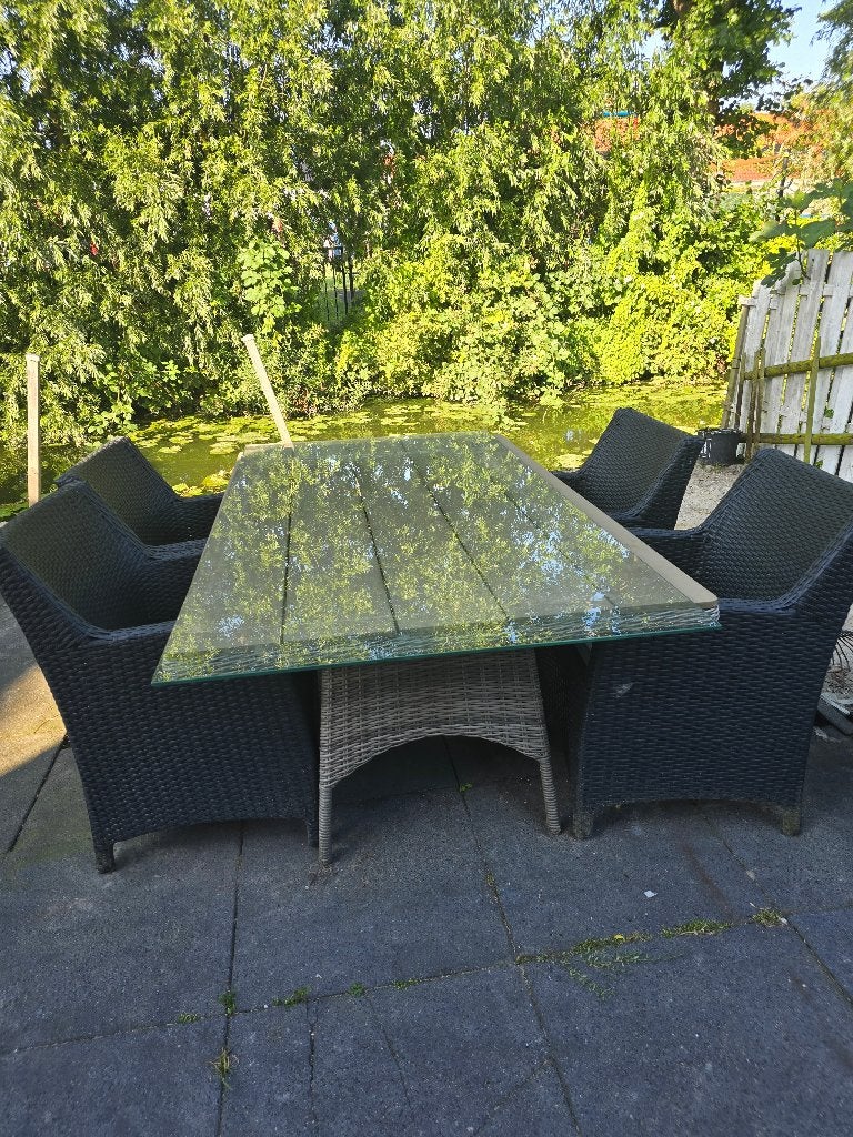 Tuintafel met stoelen, Tuin en Terras, Tuinsets en Loungesets, Ophalen, 4 zitplaatsen, Kunststof, Zo goed als nieuw