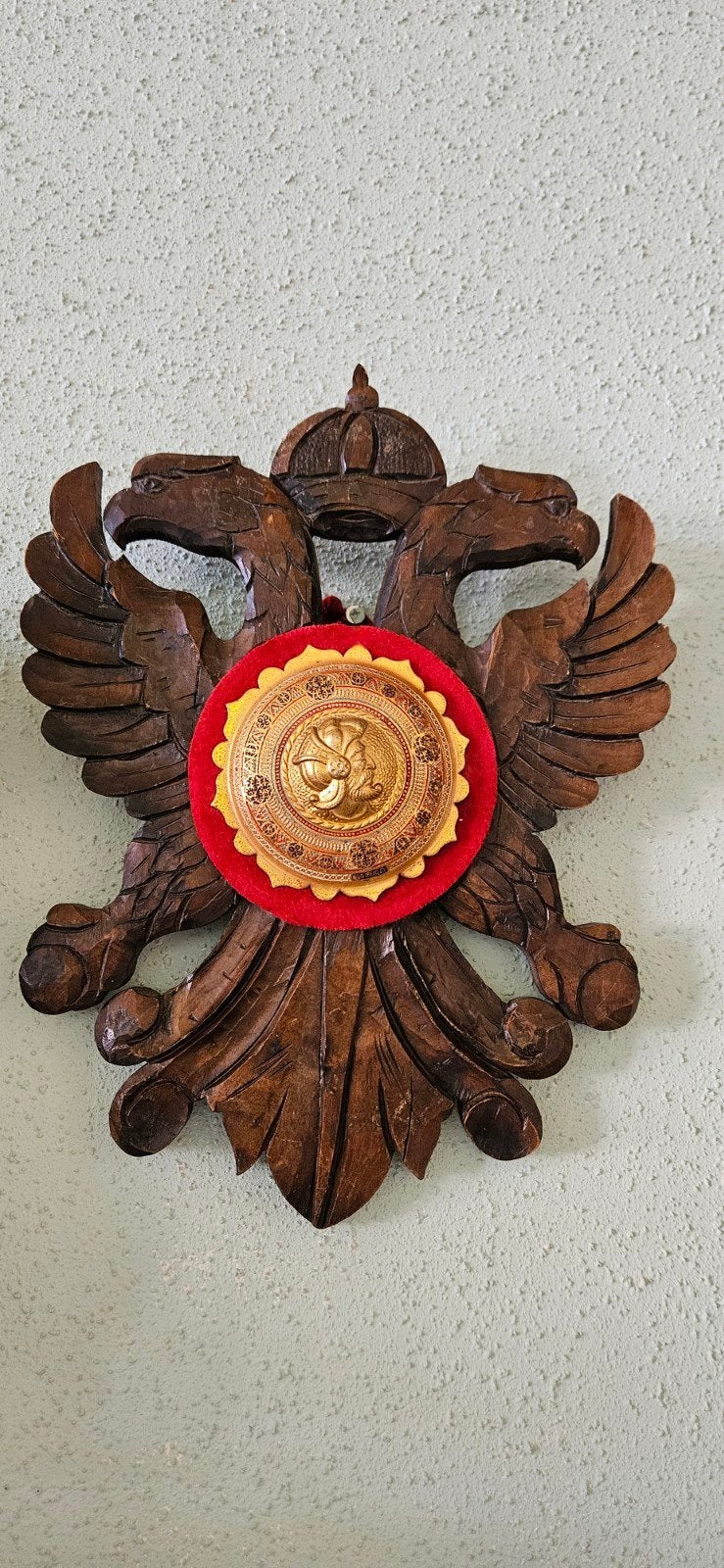 Antiek handgesneden houten wandbord met Spaanseadelaars, Ophalen
