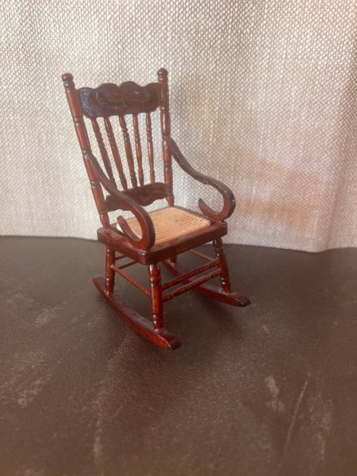 Poppenhuis schommelstoel 1:12 - Miniatuur meubel, Ophalen of Verzenden, Gebruikt, Poppenhuis