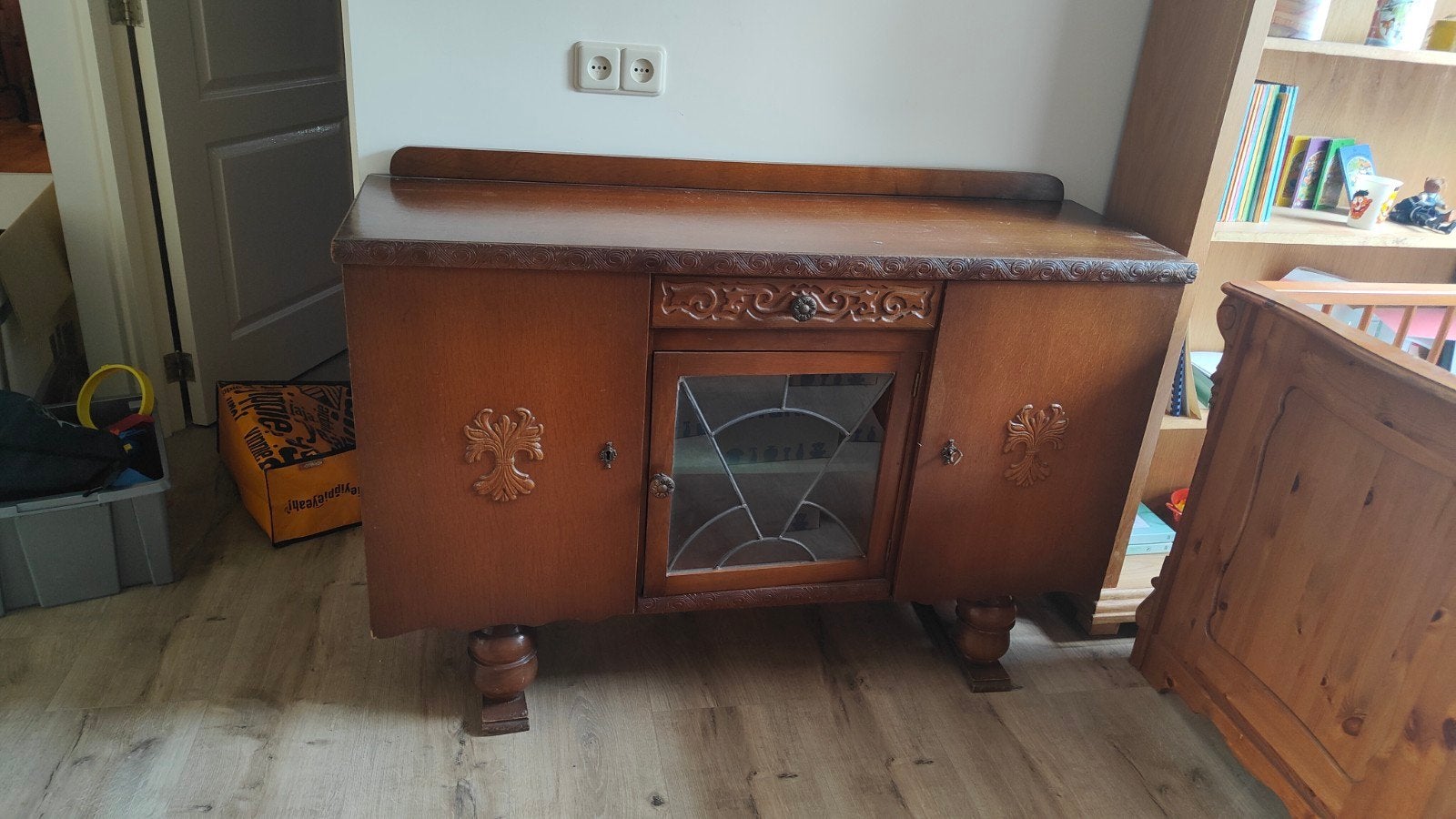 Antiek dressoir met glas in lood, Ophalen