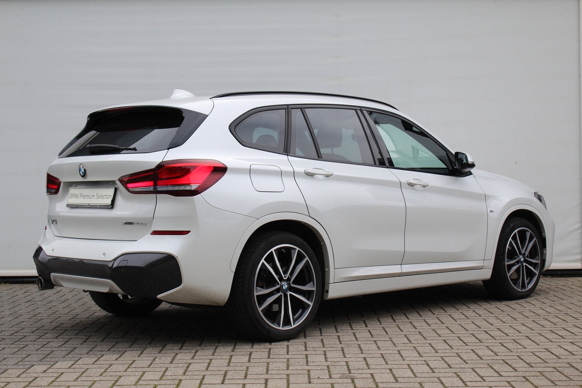 BMW X1 xDrive25e M Sport Automaat / Trekhaak / Sportstoelen, Auto's, BMW, 8 kWh, Gebruikt, Met garantie (alle), Wit