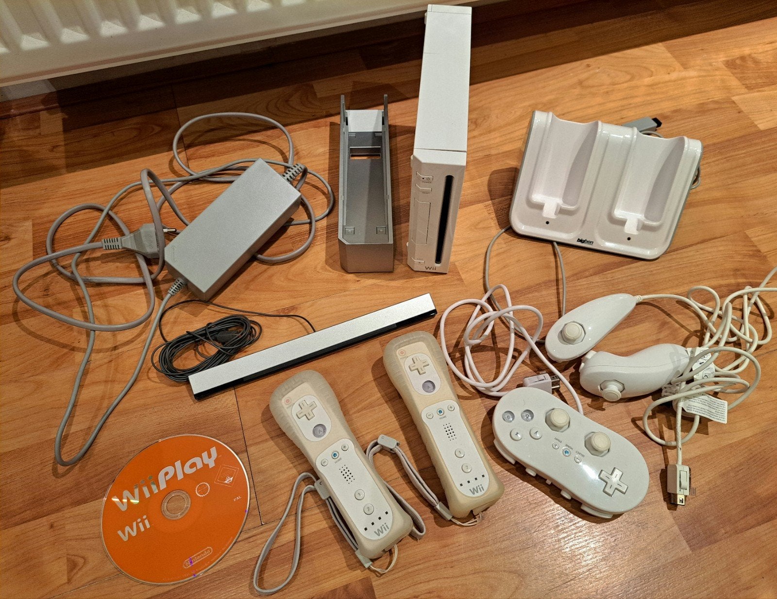 Wii met onderandere 2 controllers en Wii Play game, Ophalen of Verzenden, Zo goed als nieuw, Met 2 controllers, Met games