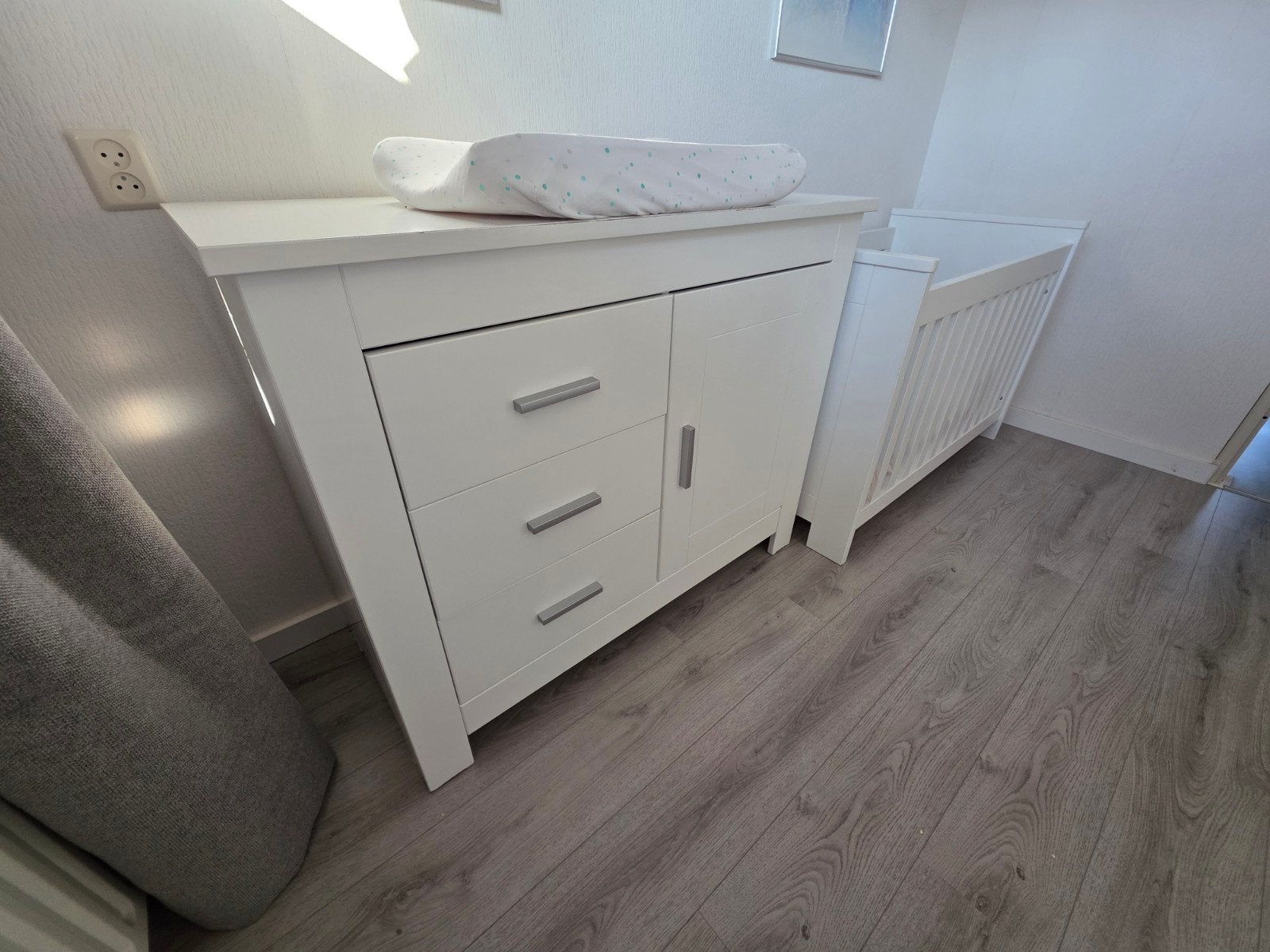 Complete babykamer: ledikant, commode en kledingkast