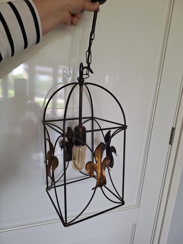 Antieke hanglamp met Franse lelie decoratie, Gebruikt, 50 tot 75 cm, Klassiek, Rustiek, Antiek, Ophalen of Verzenden
