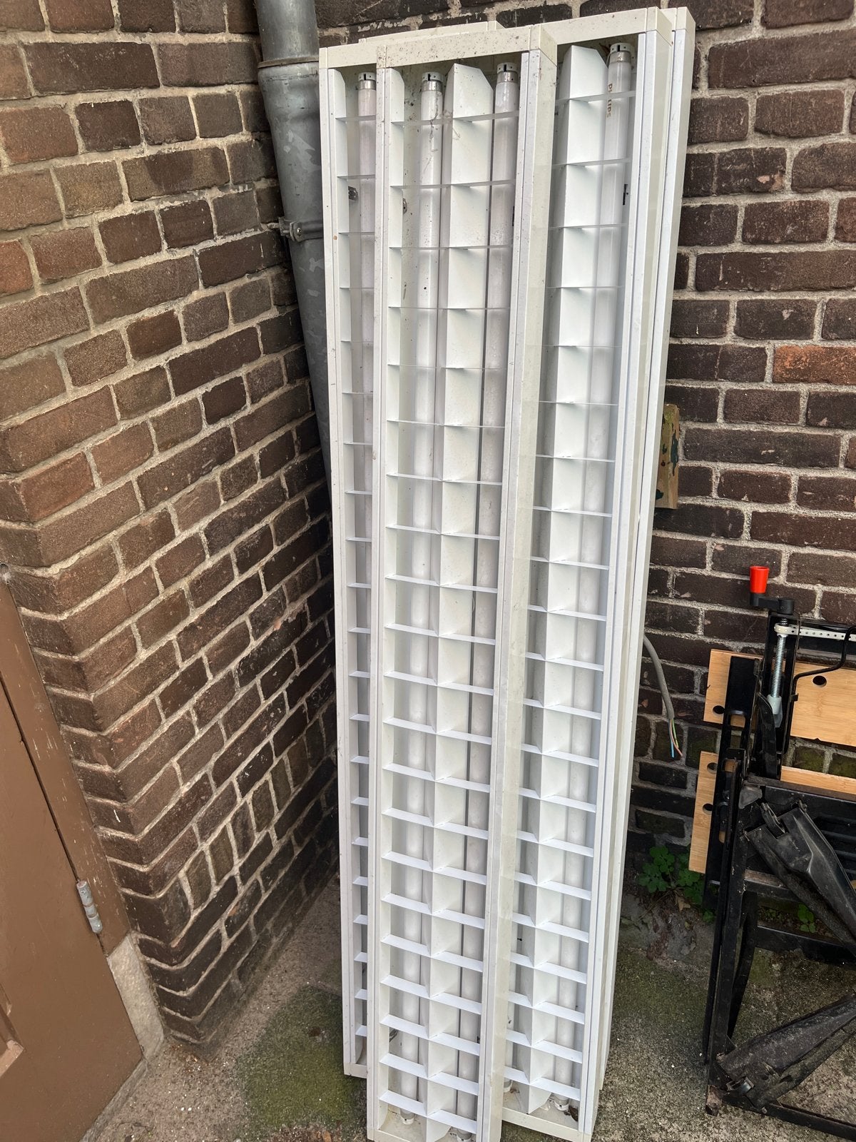 GRATIS 10 TL-armaturen (oudijzer) halen in Leiden, Ophalen, Gebruikt, Metaal, Wit